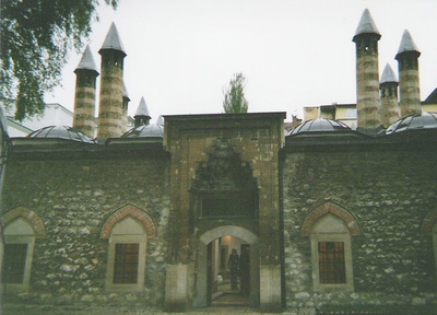 Un bâtiment inconnu, à Sarajevo. Peut-être une mosquée.