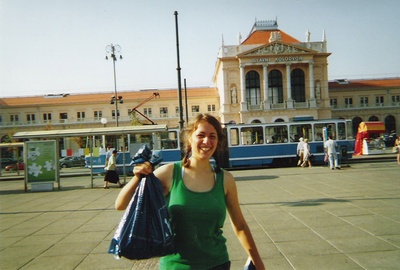 Caroline devant la gare ferroviaire de Zagreb